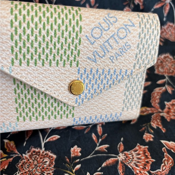 Louis Vuitton Victorine Wallet - Picture 4 of 16